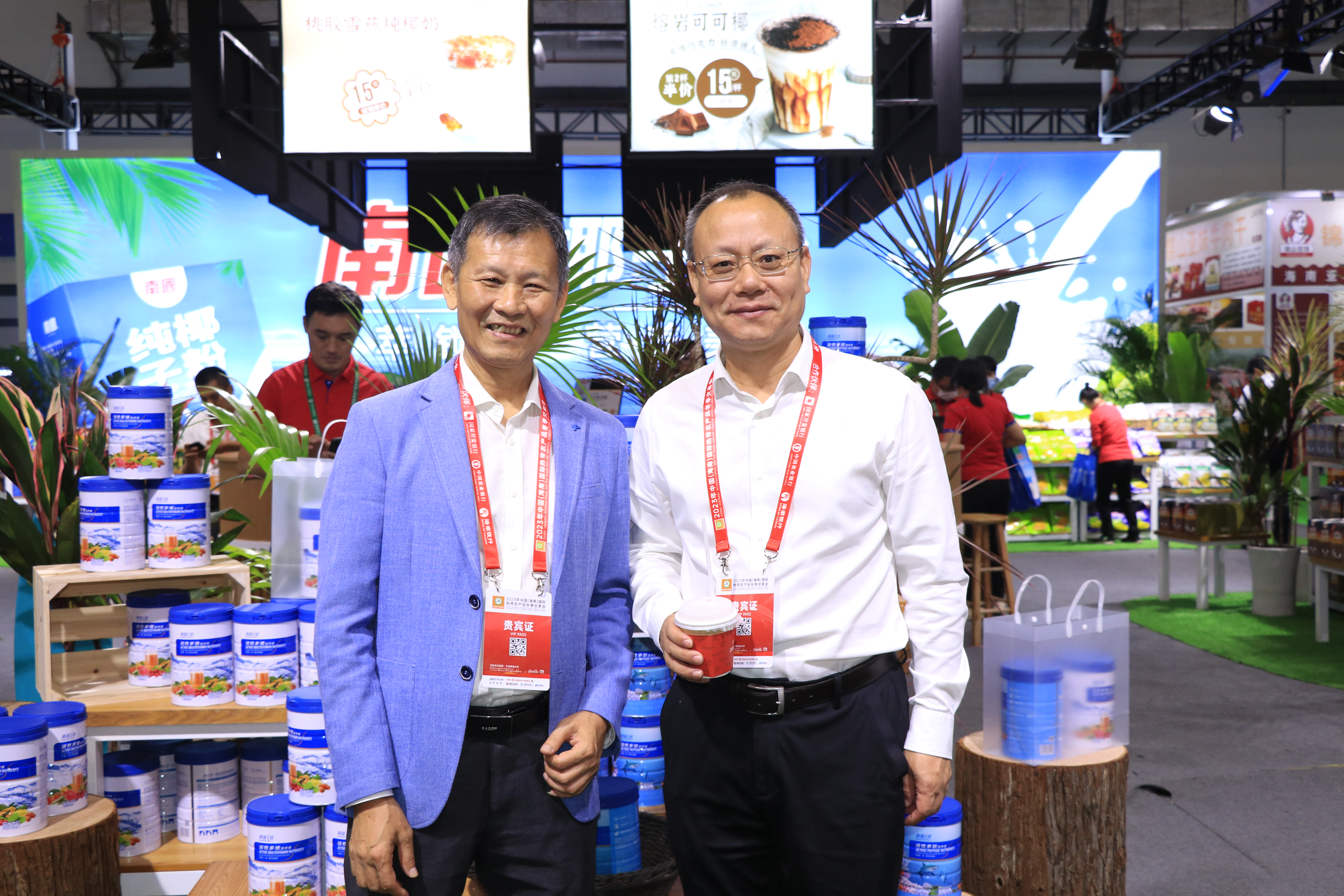 1703746147910633.jpg ¶¨°²ÏØÎ¯Êé¼ÇÁõ·åËɹâÁÙÐÂÀûluck18ʳƷչλ²Î¹ÛÁìµ¼.JPG