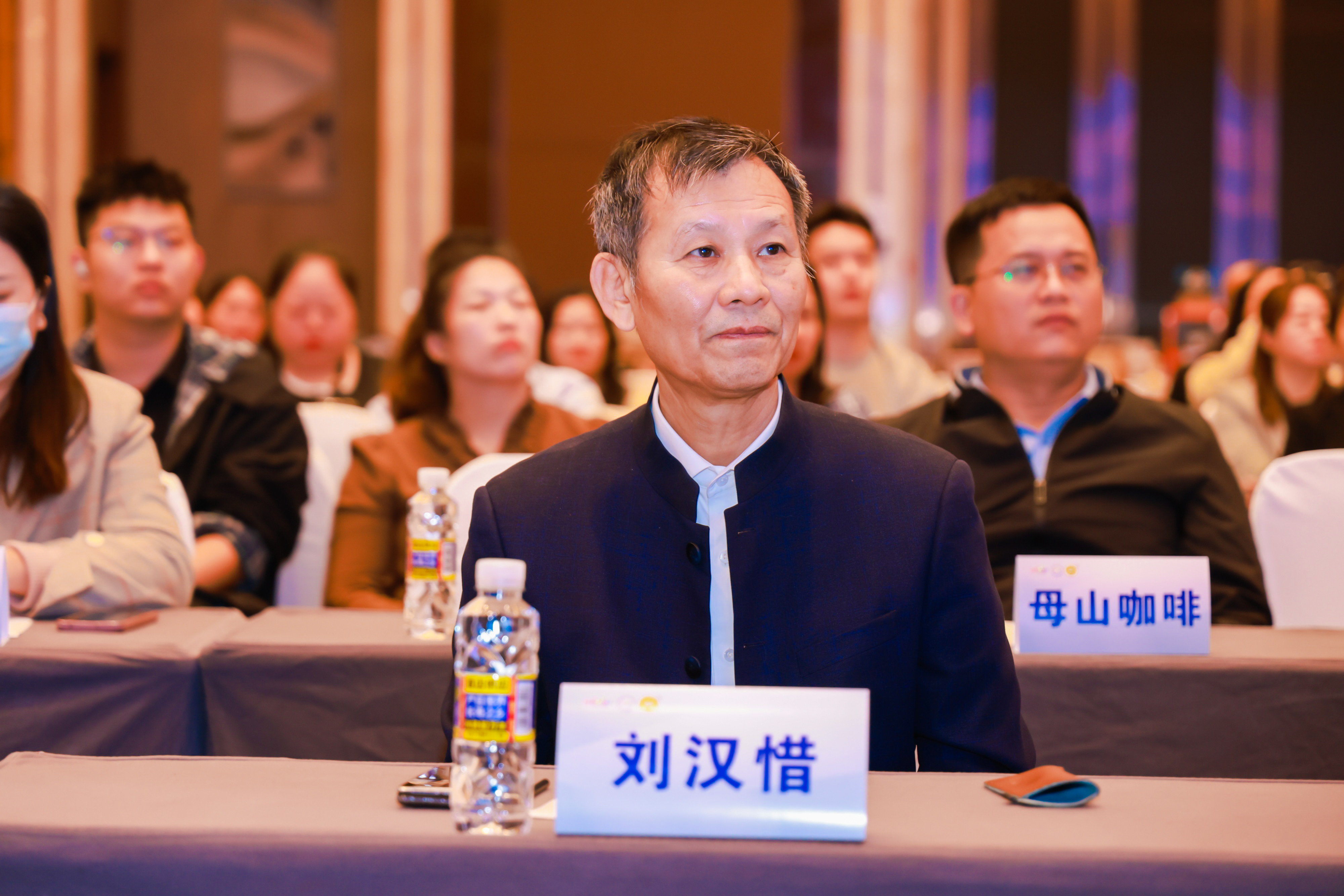 1704334515809532.jpg ÁõººÏ§¶Ê³¤³öϯ°ä½±µäÀñ.jpg